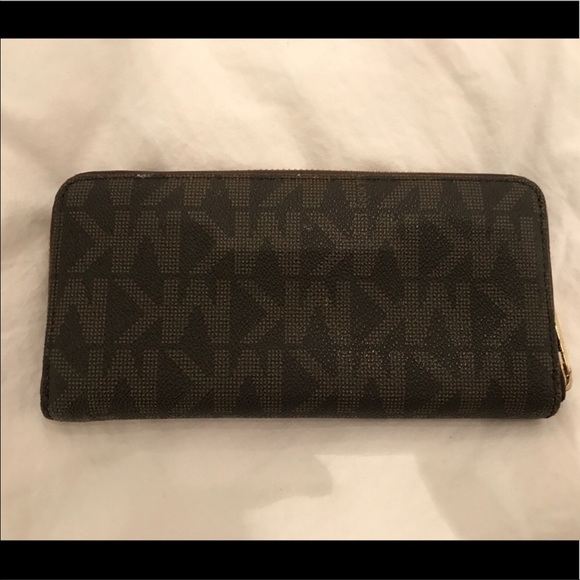 ❤️Host Pick❤️ Michael Kors brown signature wallet - Picture 2 of 7